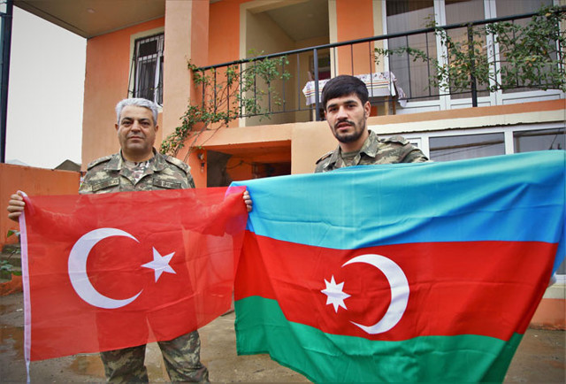 Azerbaycanlı baba oğul omuz omuza çarpışarak köylerini Ermenistan'ın işgalinden kurtardı - Resim: 1