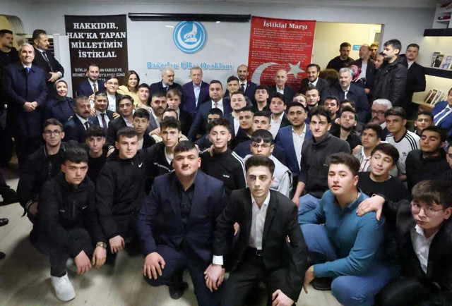 Erdoğan'dan Bağcılar Ülkü Ocaklarına sürpriz ziyaret! "Amerika’ya şu seçimlerde bir ders vermemiz lazım" - Resim: 2