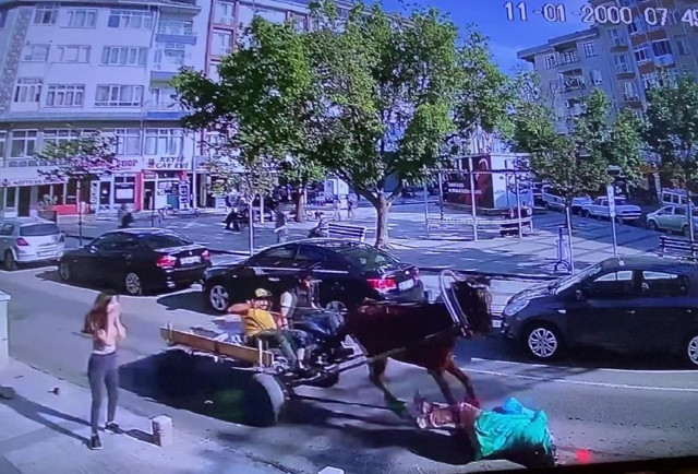 Çılgına döndü, ters yönde 4 nala koştu! Tekirdağ'da at arabası yayaya çarptı, sahibi bırakıp kaçtı - Resim: 0