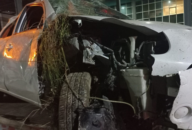 İzmir’de otomobille elektrikli motosiklet çarpıştı! 5’i ağır 7 kişi yaralandı - Resim: 1