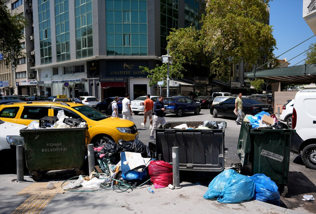 İzmir'de sinekler, böcekler, fareler cirit atıyor! Toplanmayan çöpler vatandaşı isyan ettirdi - Resim: 4