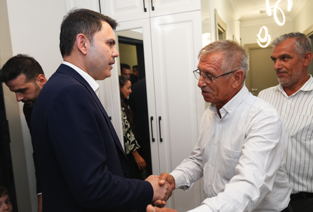 Bakan Kurum’dan depremzede Yusuf ve dedesine ziyaret: “İyi ki dedesi var iyi ki devleti var…” - Resim: 4