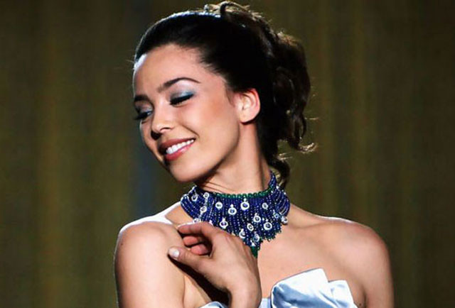 Kainat güzeli Azra Akın'dan aşk dolu paylaşım! - Resim: 1