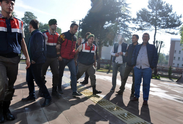 Bursa'da çocuklarını odaya kapatıp eşini öldüren kocaya müebbet hapis - Resim: 1