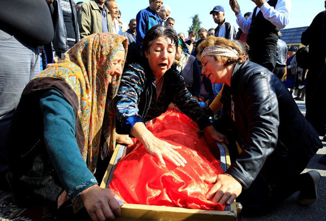 Ateşkes anlaşmasından saatler sonra Ermenistan yine Azeri sivillere saldırdı - Resim: 1