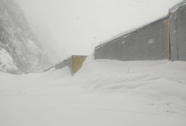 Rusya'da otoyola çığ düştü! Türk şoförler mahsur kaldı - Resim: 0