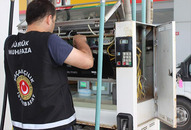 Akaryakıtta şeytanın aklına gelmeyecek sahtekarlık! Pompanın üstüne gizlemişler - Resim: 1