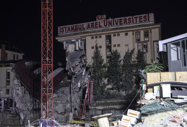 İstanbul'da facianın eşiğinden dönüldü: Önce istinat duvarı ardından 3 katlı özel üniversite binası çöktü - Resim: 1