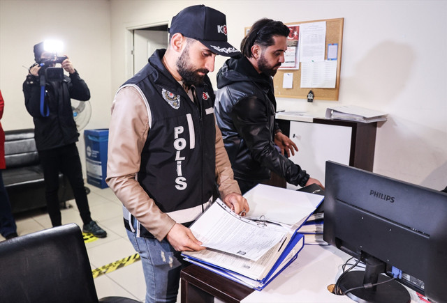 Ehliyet sınavı sorularını çalmışlar! İstanbul merkezli ehliyet çetesi yakalandı sürücü kursu sahibi kadın... - Resim: 0
