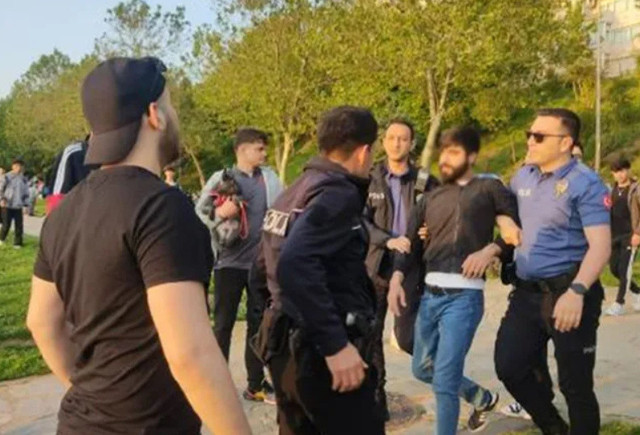 Kadıköy'de polise yumruklu saldırı! Silahını çıkarıp ateşledi, 4 kişi gözaltına alındı! - Resim: 2