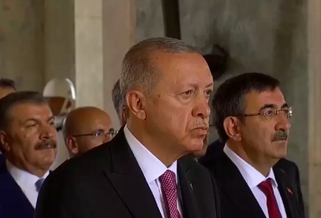 Devlet erkanından Anıtkabir ziyareti! Erdoğan Anıtkabir özel defterini imzaladı - Resim: 0