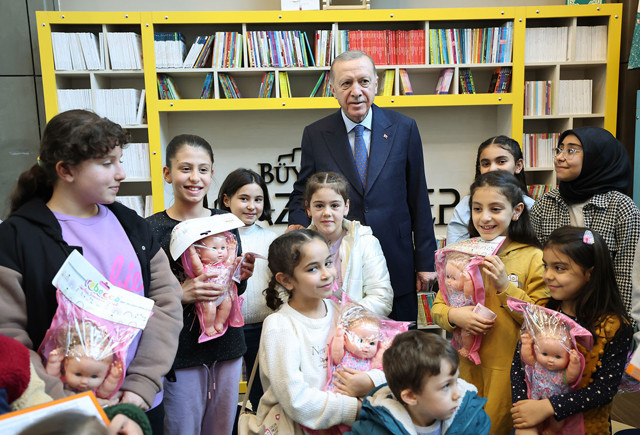 Enkaz altındaki kitaplar! Ödünç aldıkları kitapları enkaz altında kalan Lina ve Hira mahçup olunca... - Resim: 0