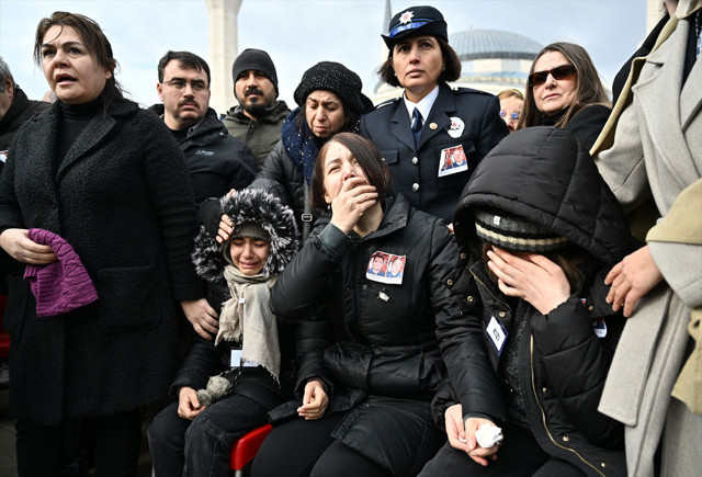 Şehit pilotlar Cemil Gülen ve Levent Öztürk son yolculuklarına uğurlandı şehidin sözlüsü tabuta sarıldı - Resim: 0