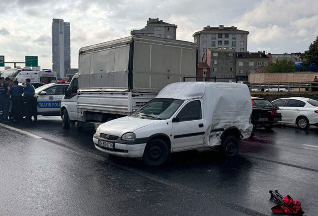İstanbul'da TEM Otoyolu'nda 6 araç birbirine girdi: 2 ölü 4 yaralı - Resim: 1