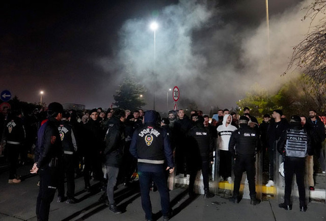 Beşiktaşlı taraftarlardan, siyah-beyazlı takıma İstanbul dönüşünde tepki - Resim: 1