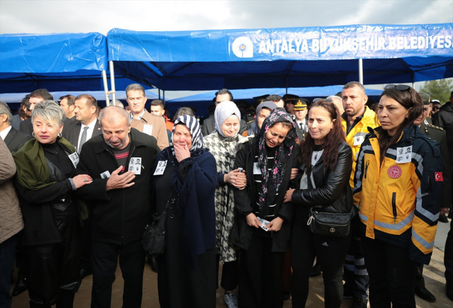 Helikopter kazasında ölen sağlık çalışanları için Antalya'da tören düzenlendi - Resim: 3