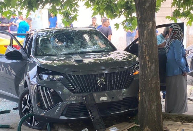 Diyarbakır'da hastane bahçesinde oturanlara otomobil çarptı! 1 ölü, 1 yaralı - Resim: 0