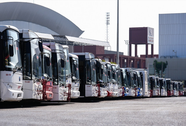 İzmir Büyükşehir Belediyesi'nde 23 bin işçi greve çıktı! Pankartı belediye binasına astılar - Resim: 4