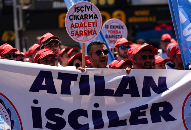 İzmir Büyükşehir Belediyesi'nin işten çıkardığı işçiler eylem başlattı - Resim: 0