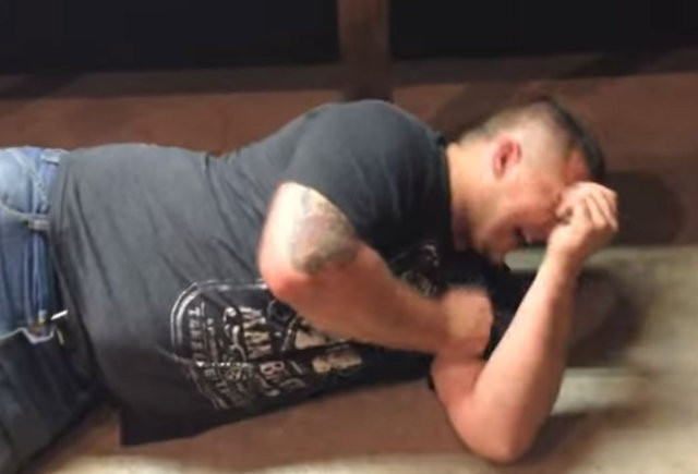 Bir anda yere yığıldı kulağından çıkana bakın - Resim: 1