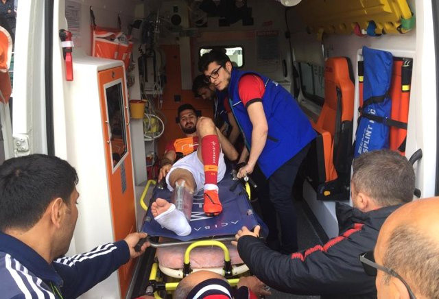 Galatasaraylı futbolcu Emre Akbaba'nın ayağı kırıldı! - Resim: 0