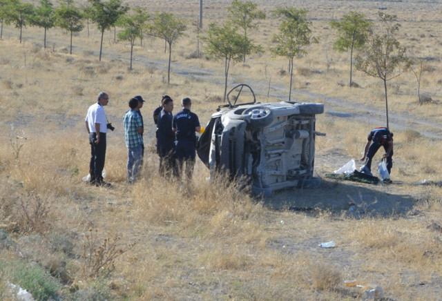 Konya'da düğün dönüşü feci kaza! 2 ölü 3 yaralı - Resim: 1