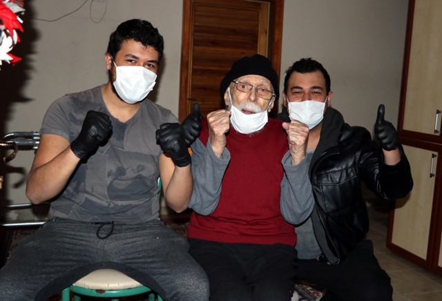 Zonguldak'ta 93 yaşında koronavirüsü yendi horonla taburcu oldu - Resim: 2