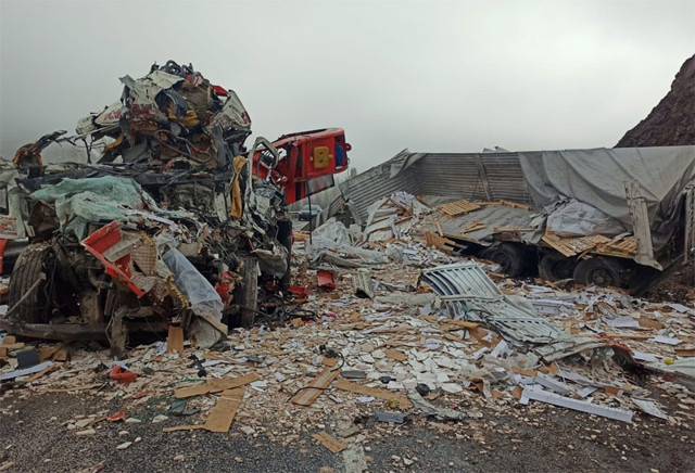 Yozgat'ta korkunç kaza vinç paramparça oldu 3 ölü 2 yaralı - Resim: 1