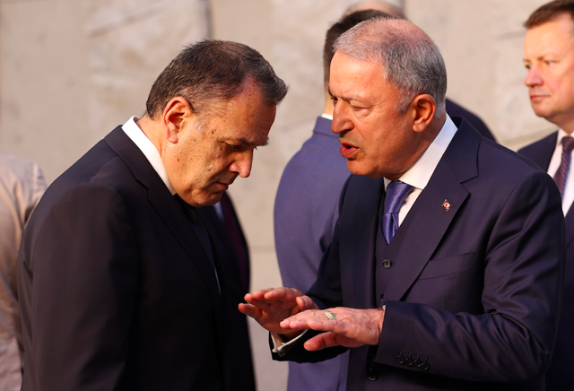 Gerilim altında kritik görüşme! Hulusi Akar Yunanlı mevkidaşıyla görüştü Yüz ifadelerine bakın! - Resim: 1