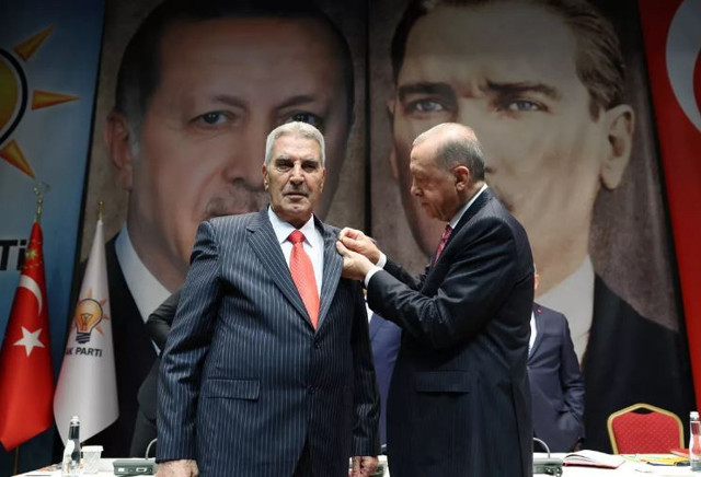 CHP ve Saadet Partisi'nden ayrılıp AK Parti'ye katıldılar! Rozetlerini Erdoğan taktı - Resim: 0