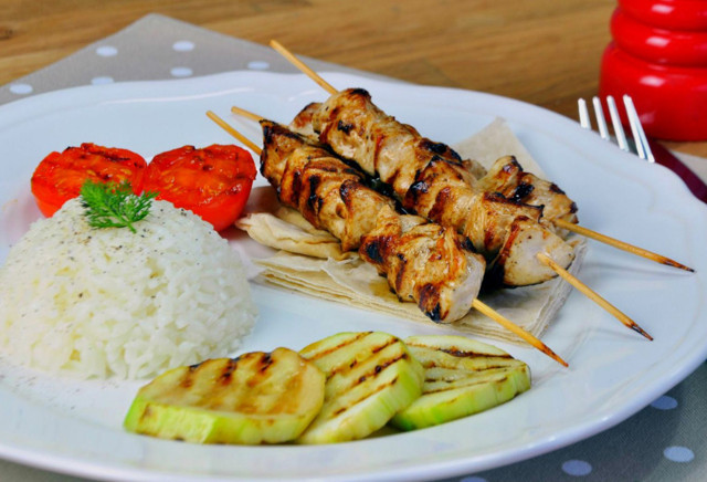 Kebapçılar bile elinizi öpecek! Beğeni rekoru kıran tavuk şiş tarifine bayılacaksınız - Resim: 0