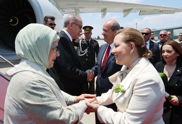 Cumhurbaşkanı Erdoğan ilk resmi ziyareti için KKTC'de! Sevgi gösterileri ile karşılandı - Resim: 0