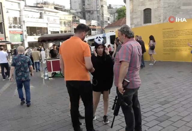 Taksim'de kostümlü iki kadın turistleri korkuttu, ilginç olayda polis devreye girdi - Resim: 0