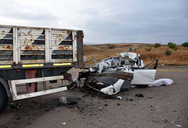 Kırıkkale'de tıra çarpan otomobilin sürücüsü öldü, eşi yaralandı - Resim: 0