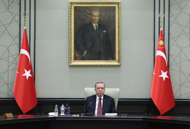 Çalışan emekliye 5 bin TL ikramiye! Kabine toplandı tüm gözler Cumhurbaşkanı Erdoğan'da... - Resim: 0