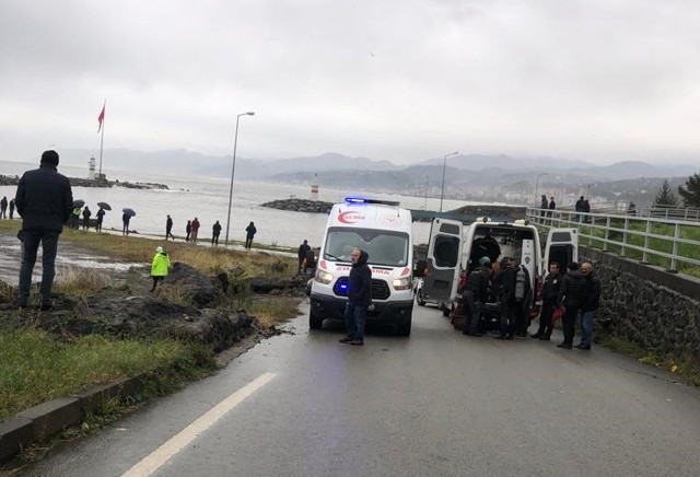 Trabzon'da fırtınada 2 genç Karadeniz'in azgın sularına kapıldı - Resim: 0