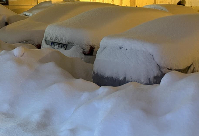Kar kalınlığı 40 santimetreyi buldu, araçlar kara gömüldü - Resim: 1