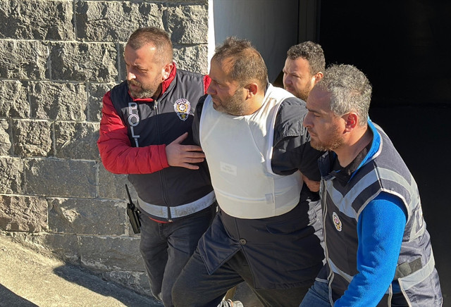 Rize'de silahlı saldırıda öldürülen iki PTT çalışanının cenazeleri defnedildi - Resim: 2