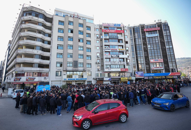 İzmir'de belediye işçileri maaşlarının eksik yatırılması nedeniyle iş yavaşlattı - Resim: 0