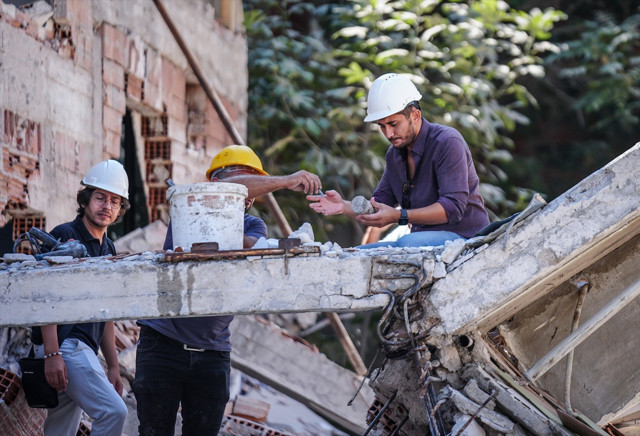 Balıkesir'deki depremde yıkılan 3 katlı binadan karot örneği alındı - Resim: 1
