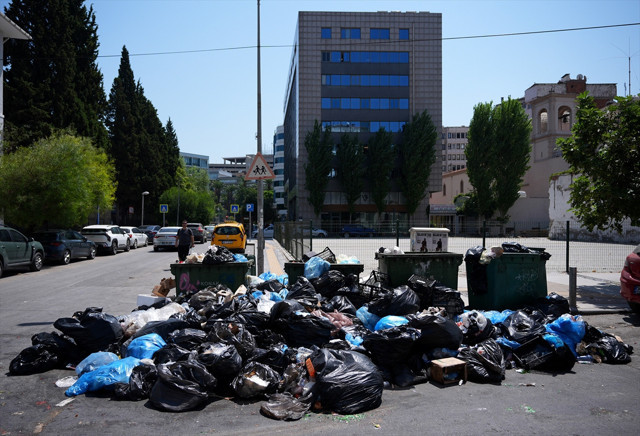 İzmir'de sinekler, böcekler, fareler cirit atıyor! Toplanmayan çöpler vatandaşı isyan ettirdi - Resim: 0