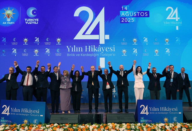 AK Parti'ye geçen 9 belediye başkanına rozetleri takıldı - Resim: 0