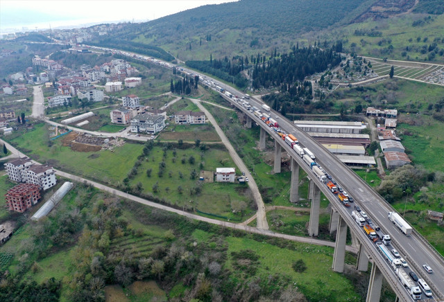 4 aracın karıştığı zincirleme kaza ulaşımı aksattı - Resim: 0