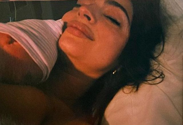 İlk kez doğum anlarını paylaştı! Emily Ratajkowski'nin pozlarına beğeni yağdı - Resim: 2