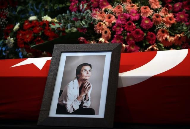 Ediz Hun Fatma Girik'in cenazesinde tabutunu öperek veda etti! Nuri Alço'dan ağlatan veda mesajı - Resim: 1