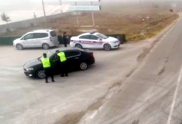 Afyonkarahisar'da ehliyetsiz sürücünün aracı başkasına verdiği an drone ile görüntülendi - Resim: 0