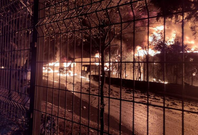 İkitelli Çevre Sanayi Sitesi'nde yangın! İtfaiye müdahale ediyor - Resim: 1