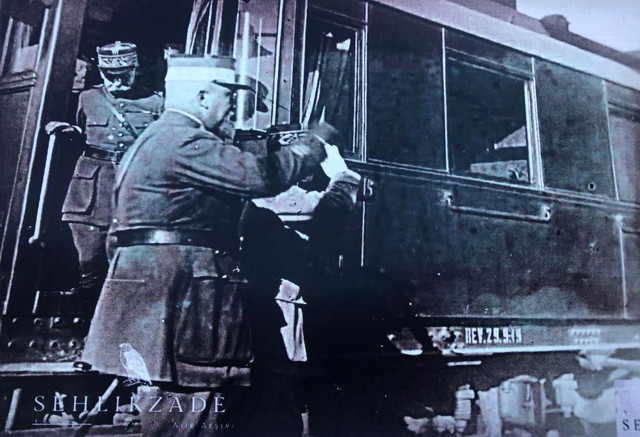 Fransız askerlerin Türk sancağını selamladığı fotoğraf 100 yıl sonra gün yüzüne çıktı - Resim: 0