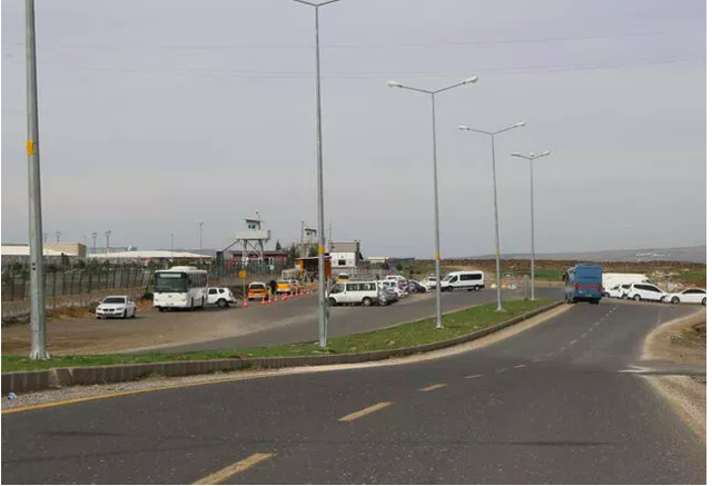 Diyarbakır’da D Tipi kapalı cezaevi boşaltıldı! Yüzlerce tutuklu sevk edildi - Resim: 1