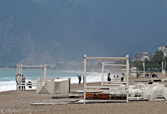 Dün savaş alanına dönen Konyaaltı Sahili'nde bugün deniz keyfi - Resim: 3